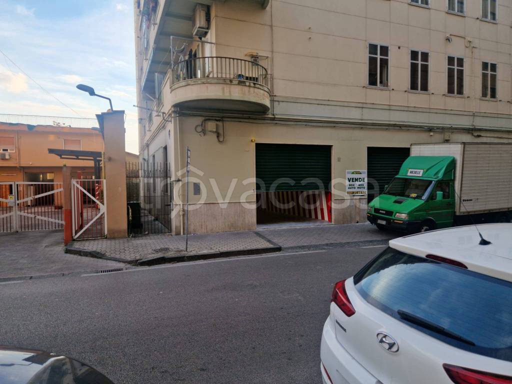 locale commerciale in vendita a Salerno in zona Porto