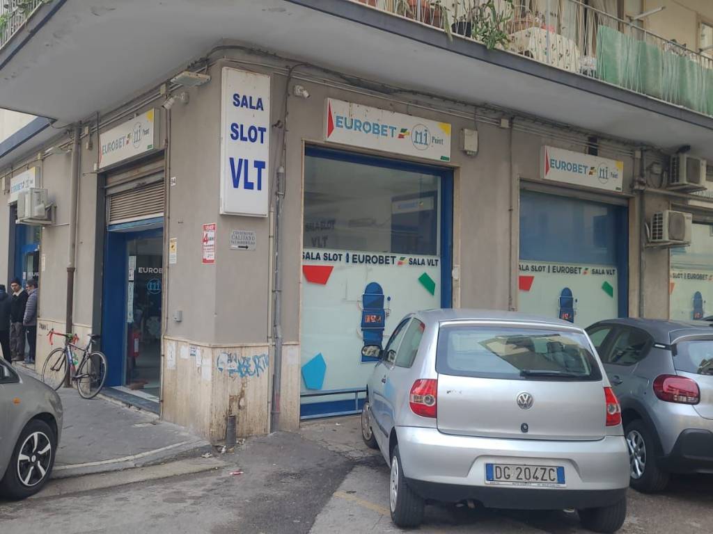 negozio in vendita a Salerno in zona Pastena
