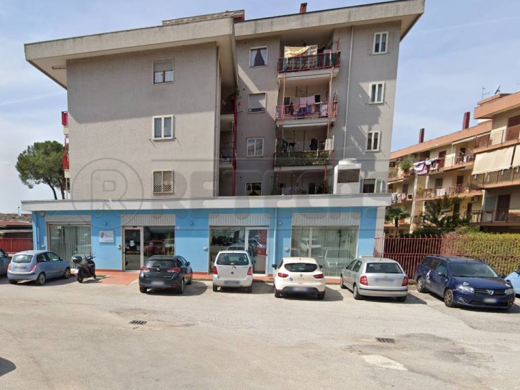 negozio in vendita a Salerno in zona Torrione