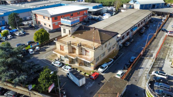 locale commerciale in vendita a Salerno in zona Zona Industriale