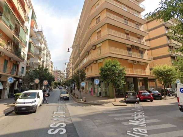 negozio in vendita a Salerno in zona Pastena