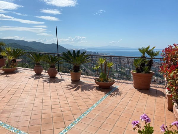 casa indipendente in vendita a Salerno