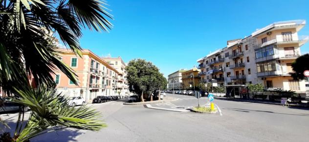 locale commerciale in vendita a Salerno in zona Centro Città