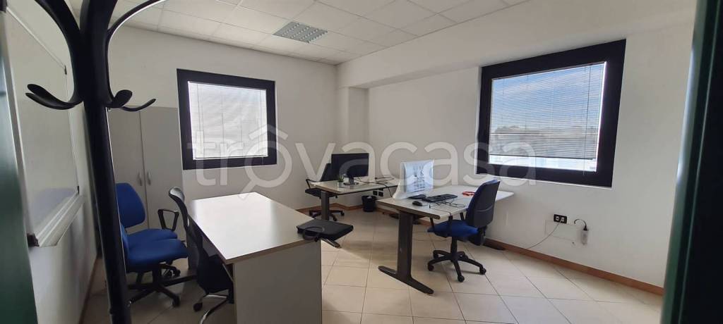ufficio in vendita a Salerno in zona Zona Industriale