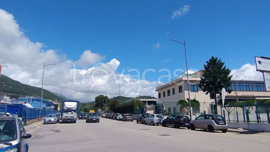 negozio in vendita a Salerno in zona Matierno
