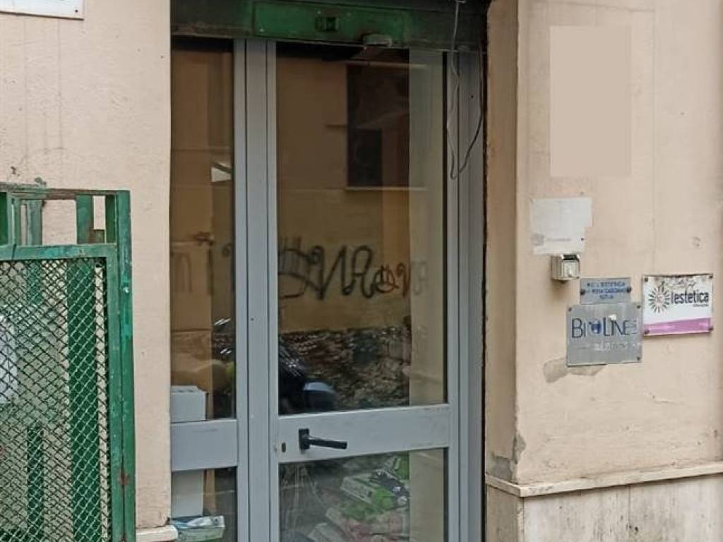 negozio in vendita a Salerno in zona Torrione