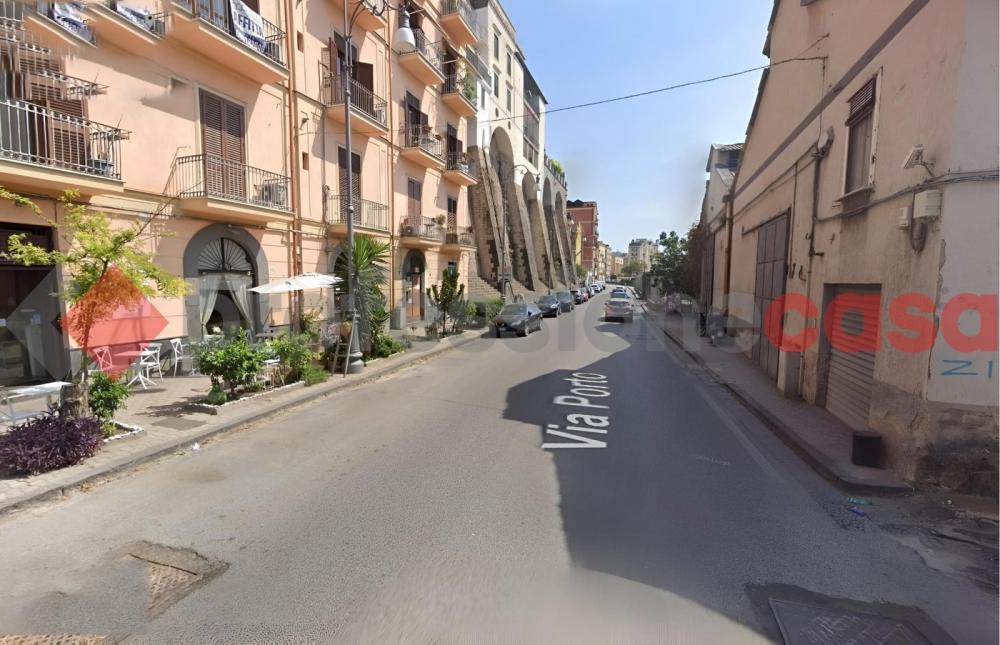 negozio in vendita a Salerno in zona Porto