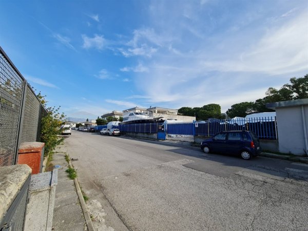 capannone in vendita a Salerno in zona Torrione
