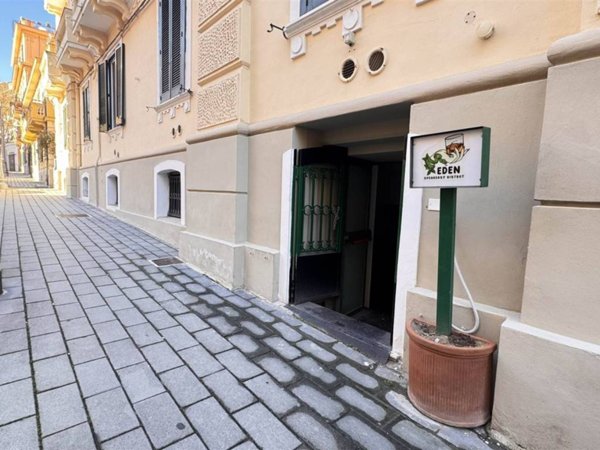 negozio in vendita a Salerno in zona Centro Città