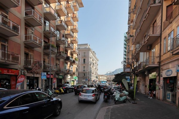 negozio in vendita a Salerno in zona Centro Città