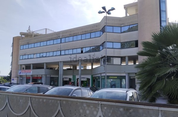 locale commerciale in vendita a Salerno