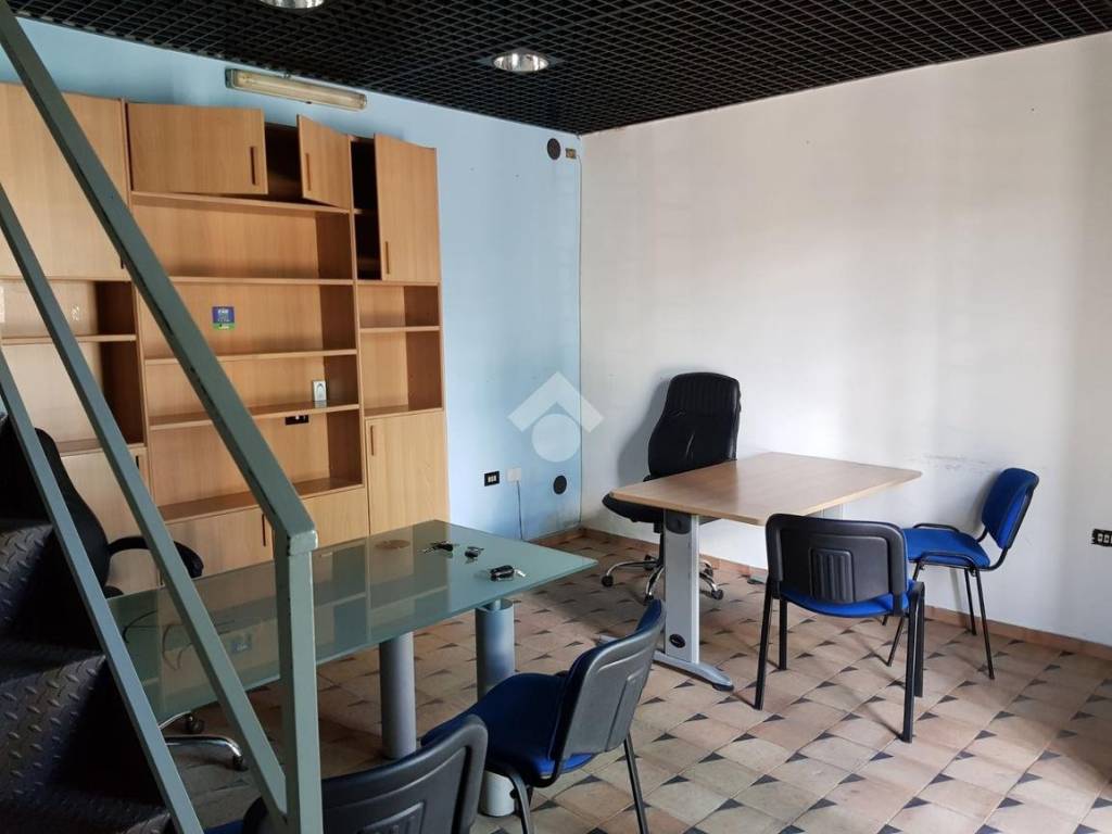 negozio in vendita a Salerno in zona Ogliara
