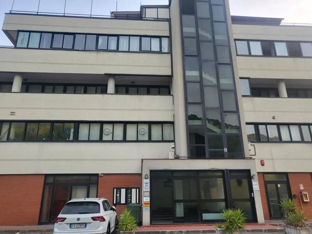 ufficio in vendita a Salerno in zona Pastena