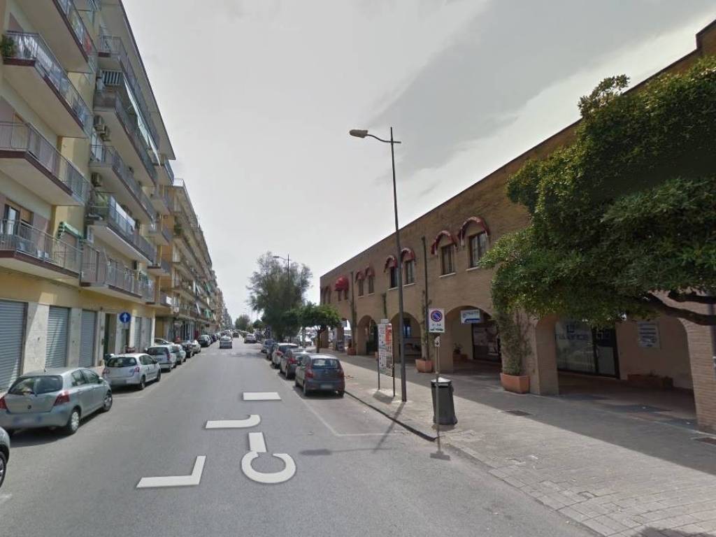 negozio in vendita a Salerno in zona Pastena