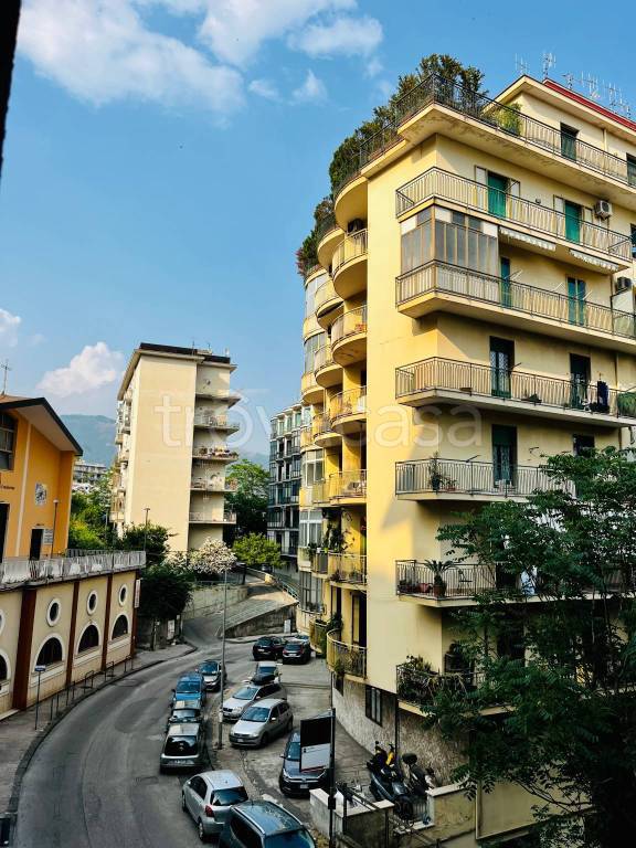 appartamento in vendita a Salerno in zona Pastena