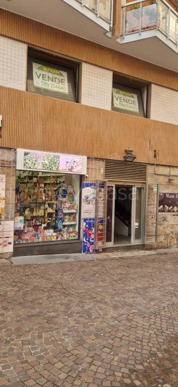 negozio in vendita a Salerno in zona Centro Città
