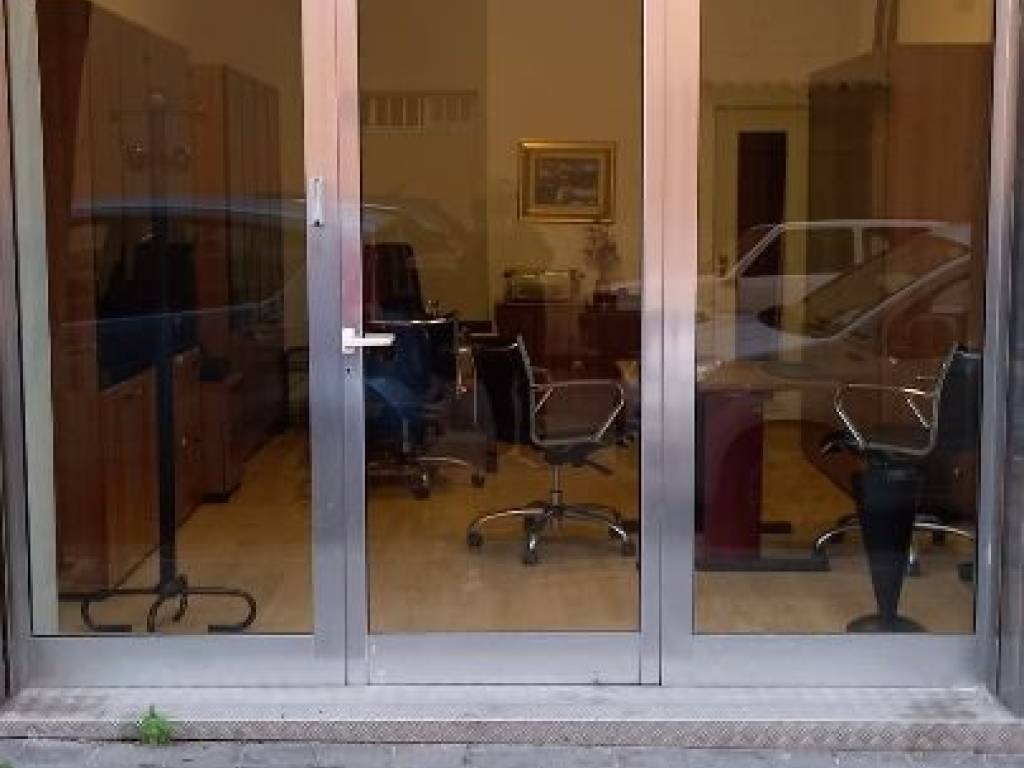 negozio in vendita a Salerno in zona Pastena