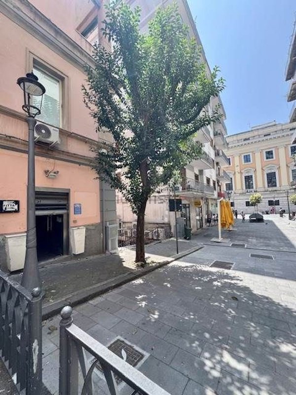 locale commerciale in vendita a Salerno in zona Centro Città