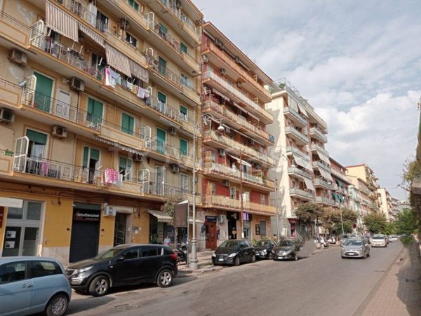 negozio in vendita a Salerno in zona Torrione