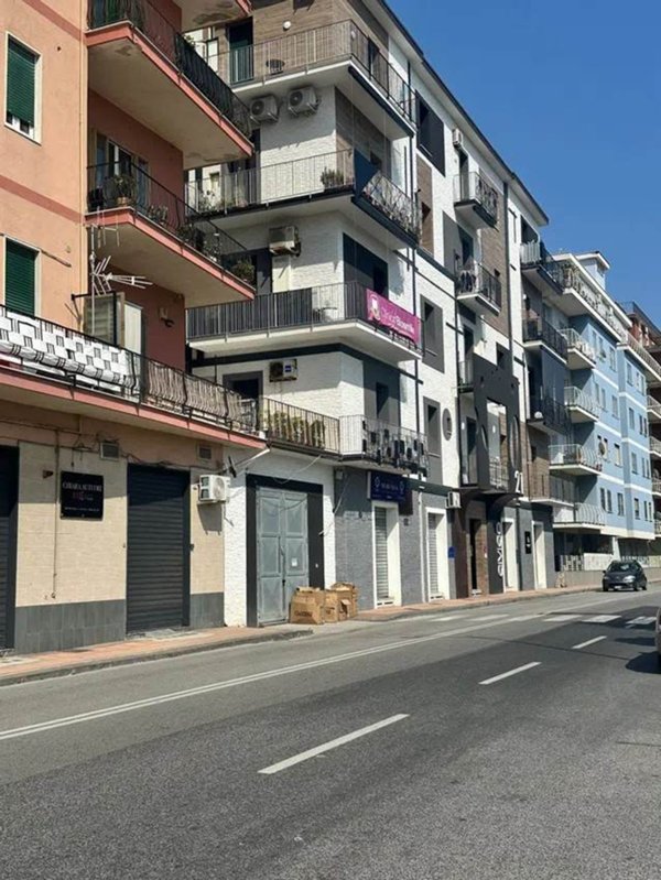 negozio in vendita a Salerno in zona Mercatello
