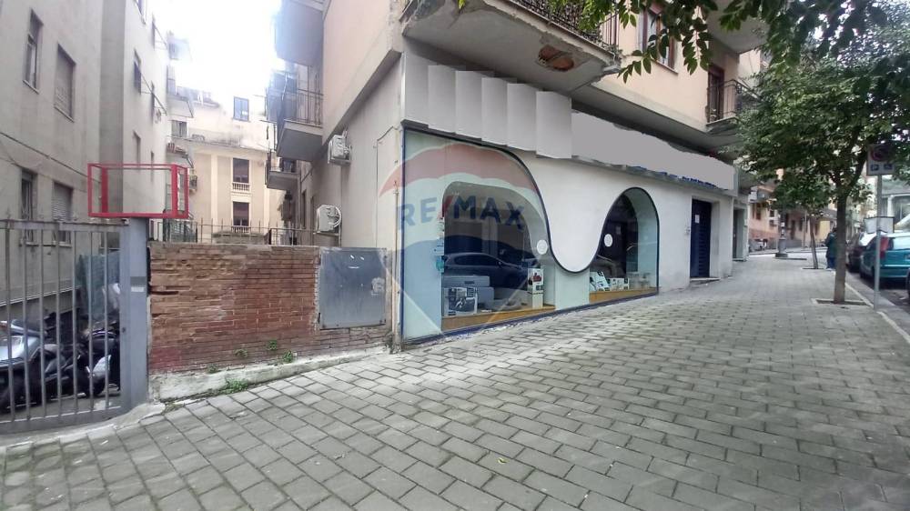 locale commerciale in vendita a Salerno