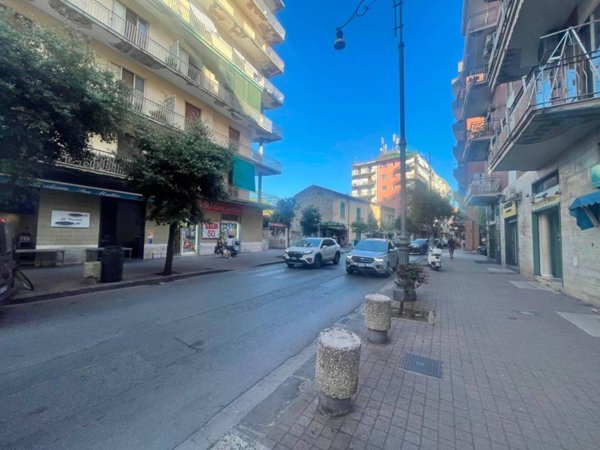 negozio in vendita a Salerno in zona Pastena