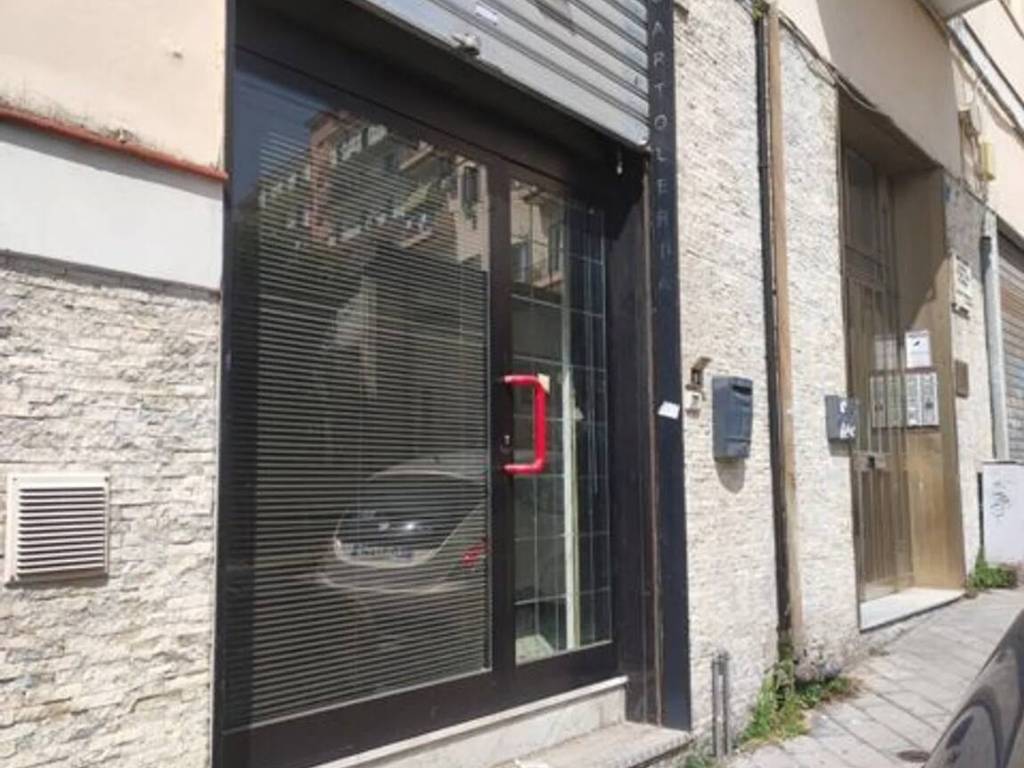negozio in vendita a Salerno in zona Centro Città
