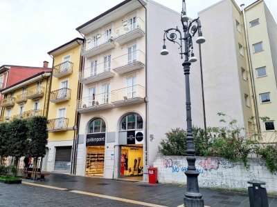 negozio in vendita a Salerno in zona Centro Città