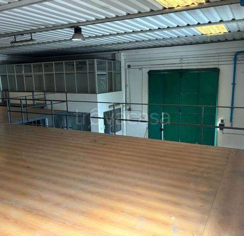 locale commerciale in vendita a Salerno in zona Zona Industriale