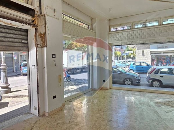 negozio in vendita a Salerno in zona Pastena