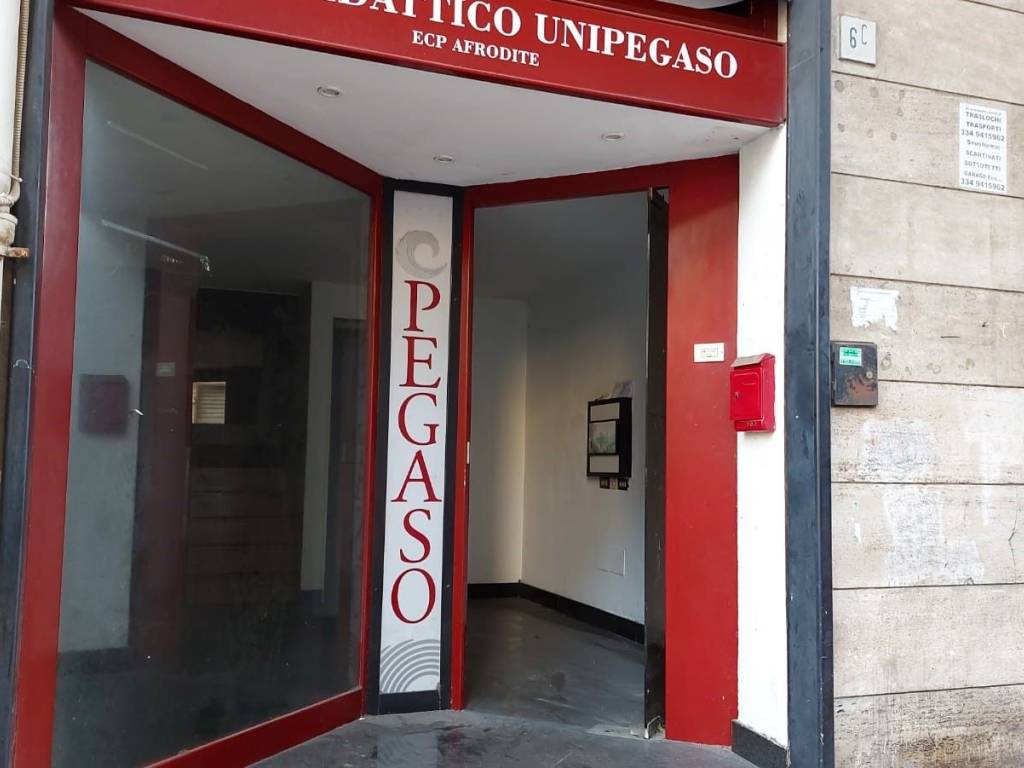 negozio in vendita a Salerno in zona Centro Città