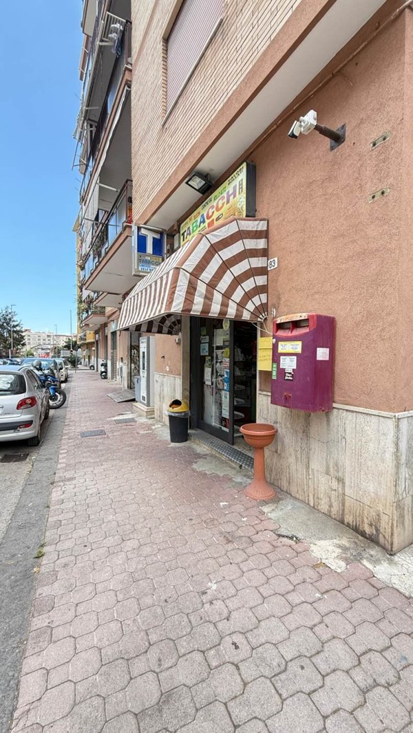 negozio in vendita a Salerno in zona Pastena