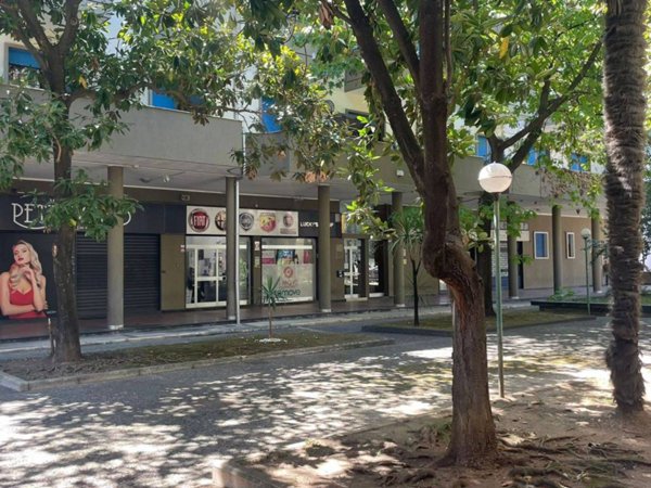 negozio in vendita a Salerno in zona Zona Industriale