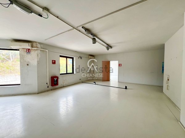 locale commerciale in vendita a Salerno