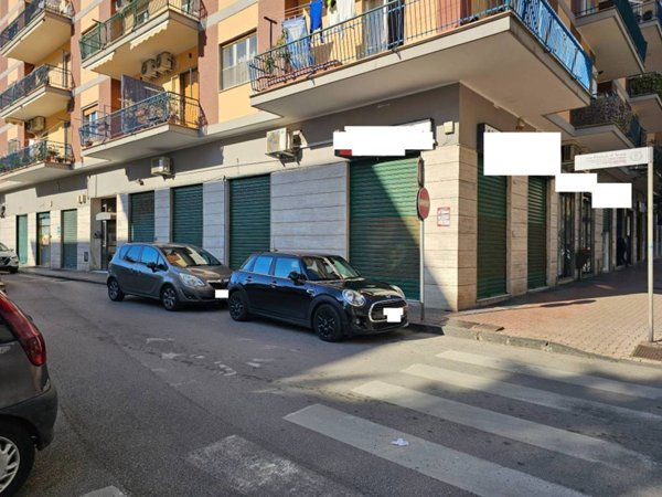 negozio in vendita a Salerno in zona Torrione
