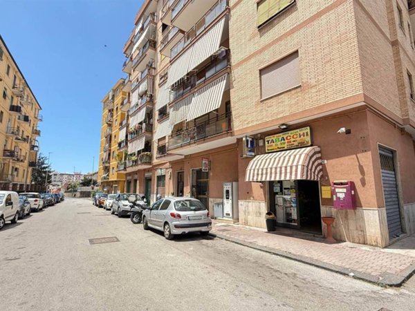 negozio in vendita a Salerno in zona Pastena