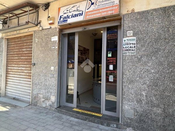 negozio in vendita a Salerno in zona Mercatello