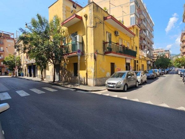 negozio in vendita a Salerno in zona Torrione