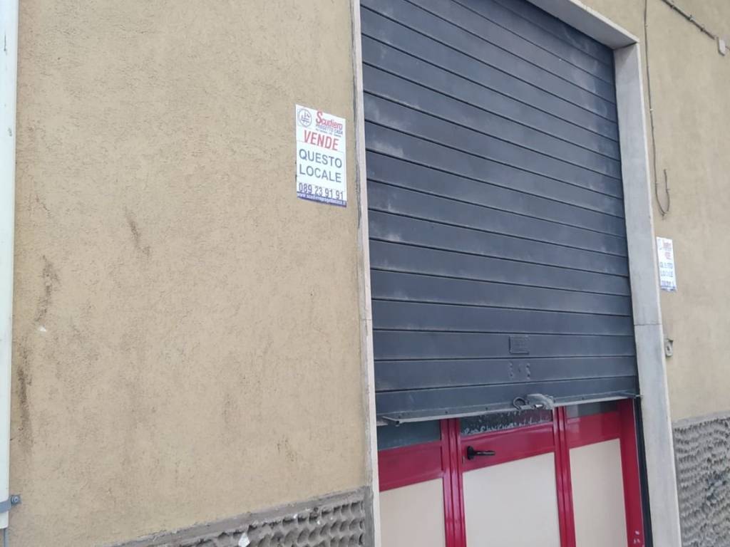 locale commerciale in vendita a Salerno