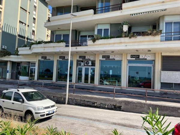 negozio in vendita a Salerno in zona Centro Città