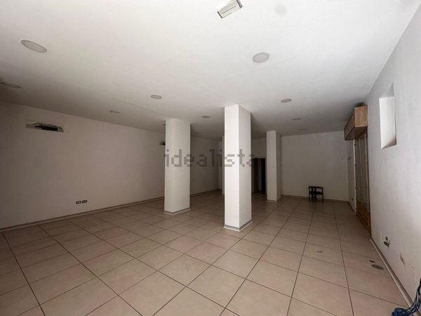 locale commerciale in vendita a Salerno