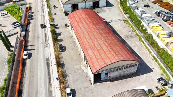 locale commerciale in vendita a Salerno in zona Zona Industriale