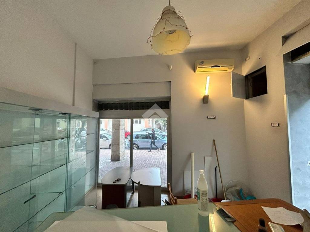 negozio in vendita a Salerno in zona Torrione