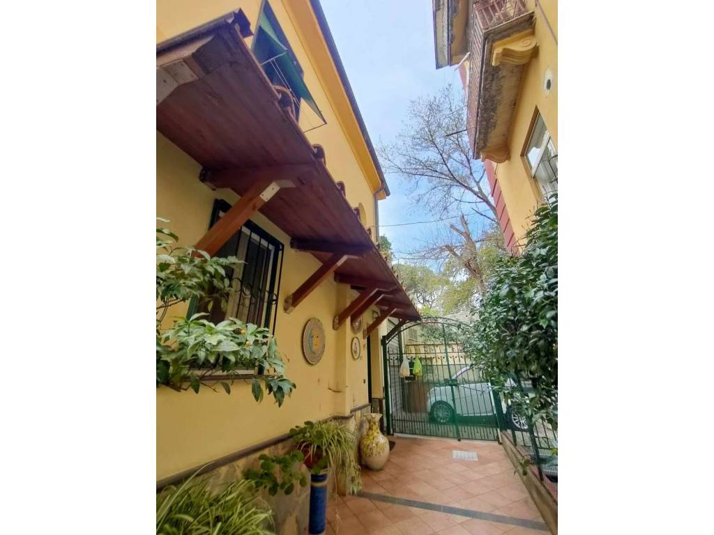 casa indipendente in vendita a Salerno in zona Arce-Vernieri