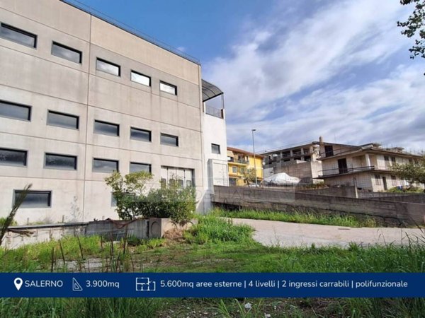 locale commerciale in vendita a Salerno in zona San Leonardo