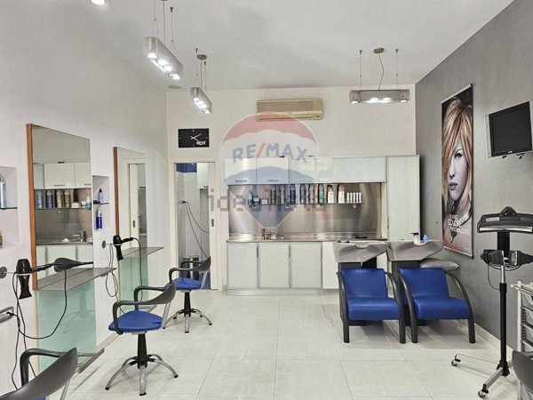 locale commerciale in vendita a Salerno in zona Centro Città