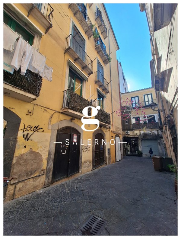 negozio in vendita a Salerno in zona Centro Città