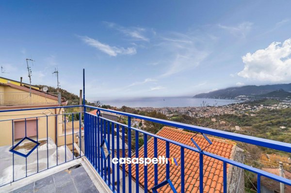 casa indipendente in vendita a Salerno in zona Centro Città