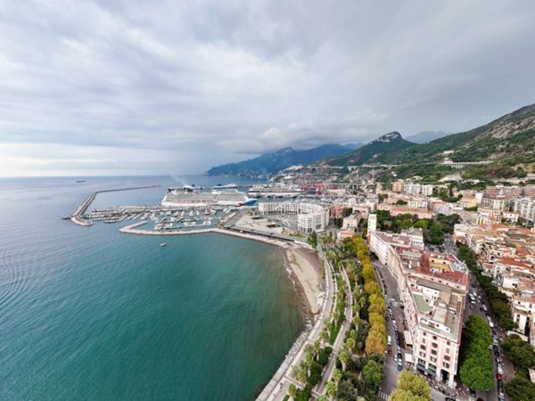 appartamento in vendita a Salerno in zona Centro Città