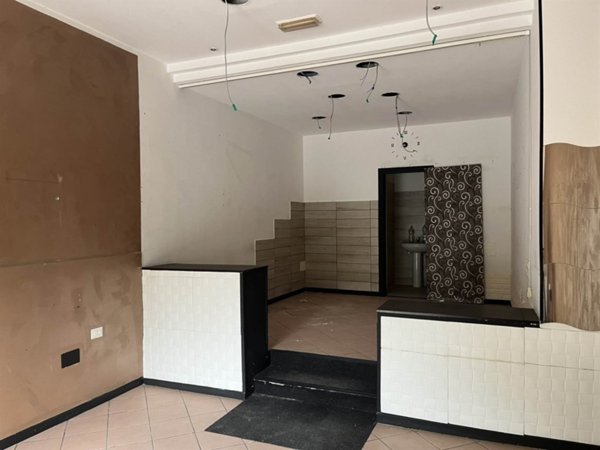 negozio in vendita a Salerno in zona Centro Città
